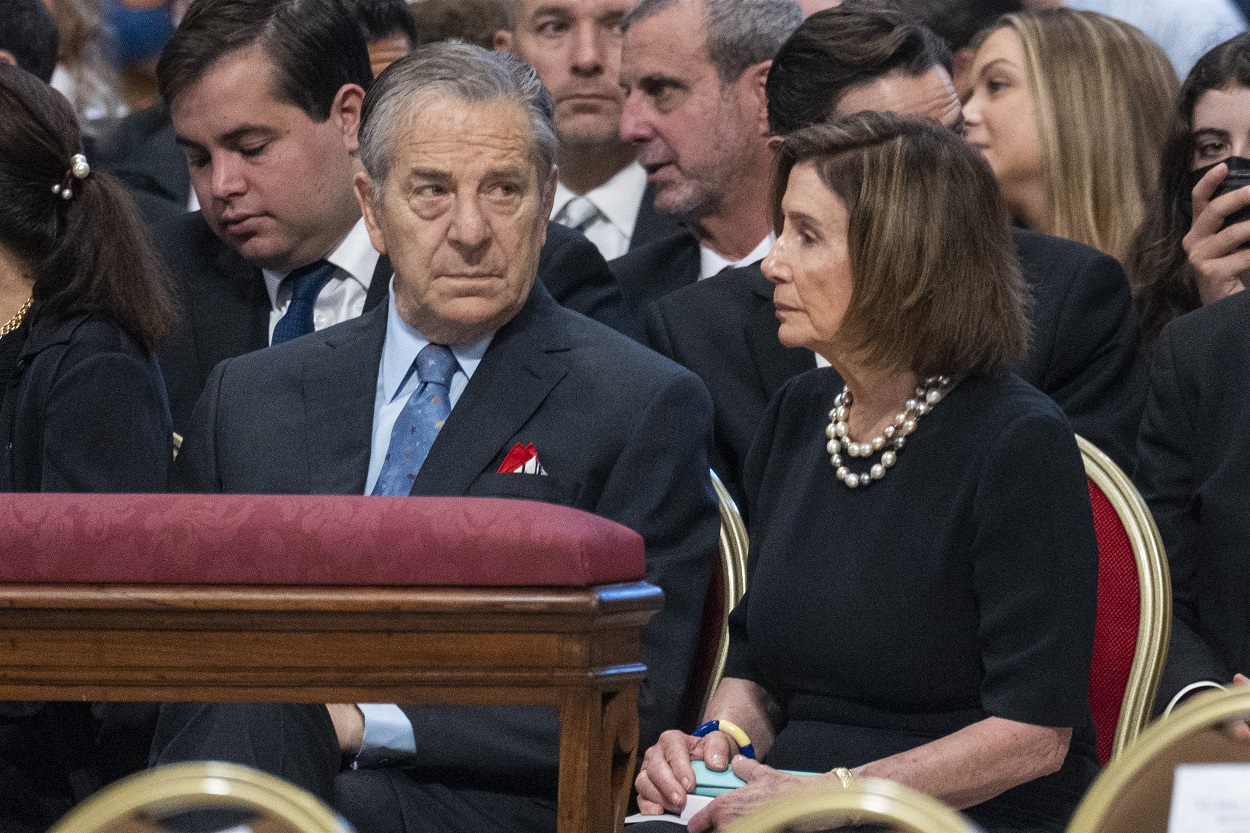 La presidenta de la Cámara de Representantes de Estados Unidos, Nancy Pelosi, junto a su marido, Paul Pelosi. EP.