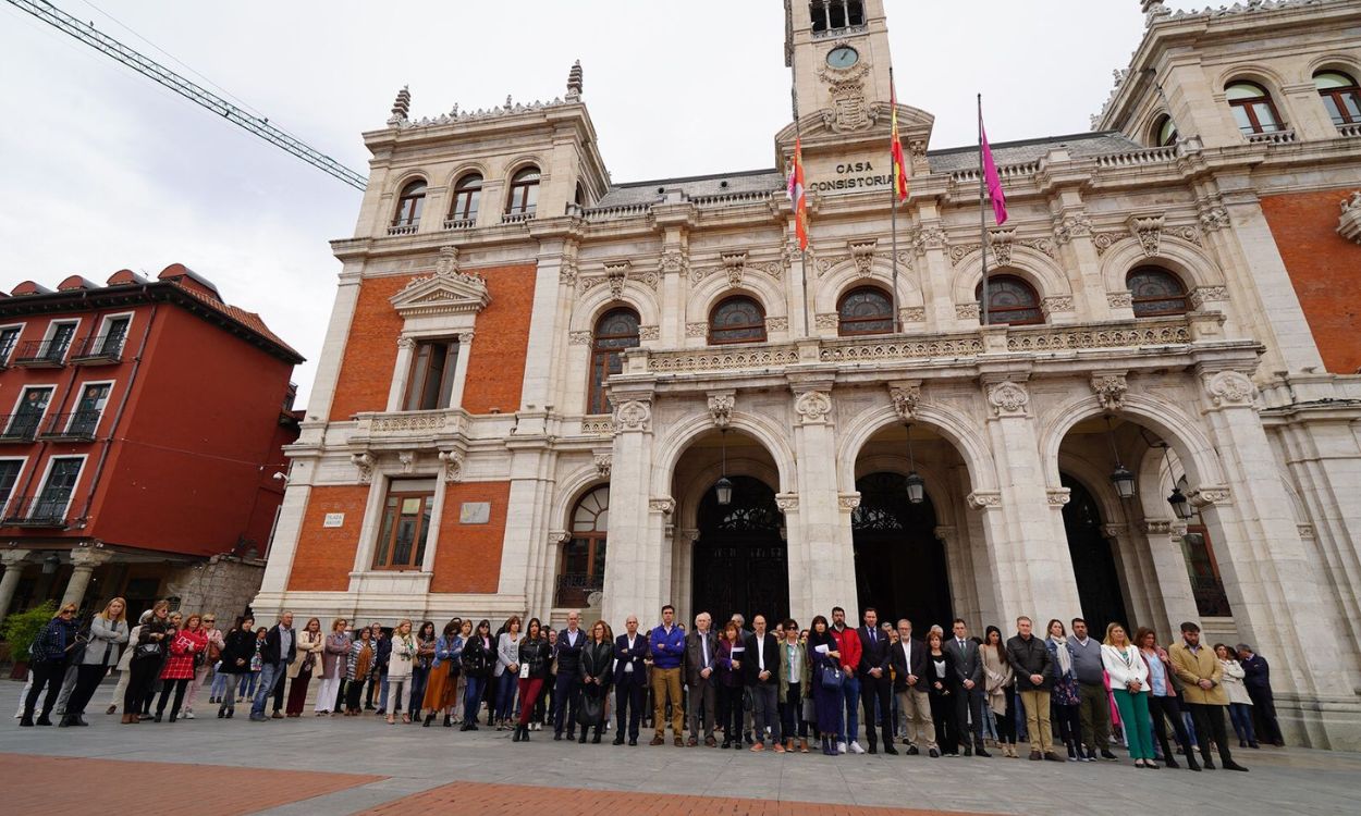 Minuto de silencio en el Ayuntamiento de Valladolid como condena a un presunto asesinato machista. Imagen: Franca Velasco.