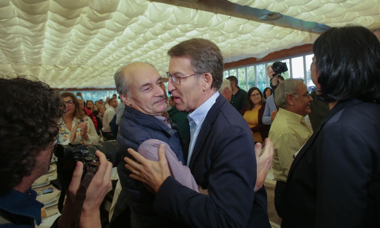 El presidente del Partido Popular, Alberto Núñez Feijóo, abraza a un simpatizante en la Pulpada de San Froilán, en la Finca A Fortaleza, a 29 de octubre de 2022, en Lugo, Galicia, (España). 