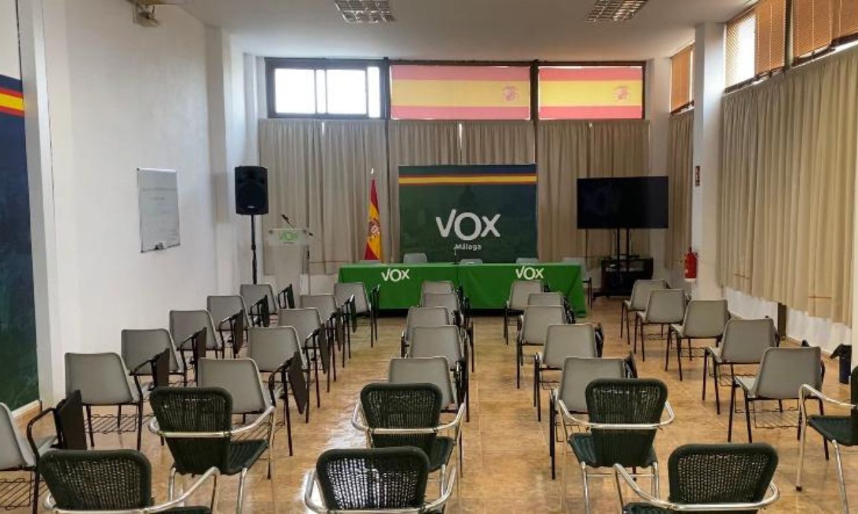 Salón vacío de la sede de Vox en Málaga momentos antes del acto que el partido convocó durante la conferencia de Macarena Olona