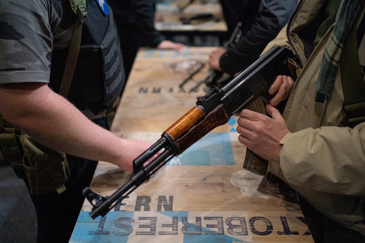 Imagen de un civil empuñando un fusil AK-47 durante la Guerra de Ucrania. EP