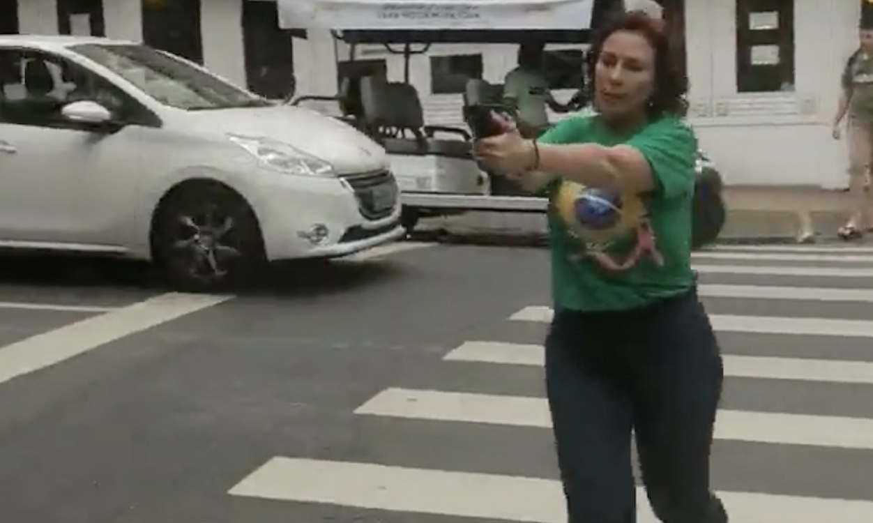 Diputada de Bolsonaro con un arma persigue a un hombre. Twitter