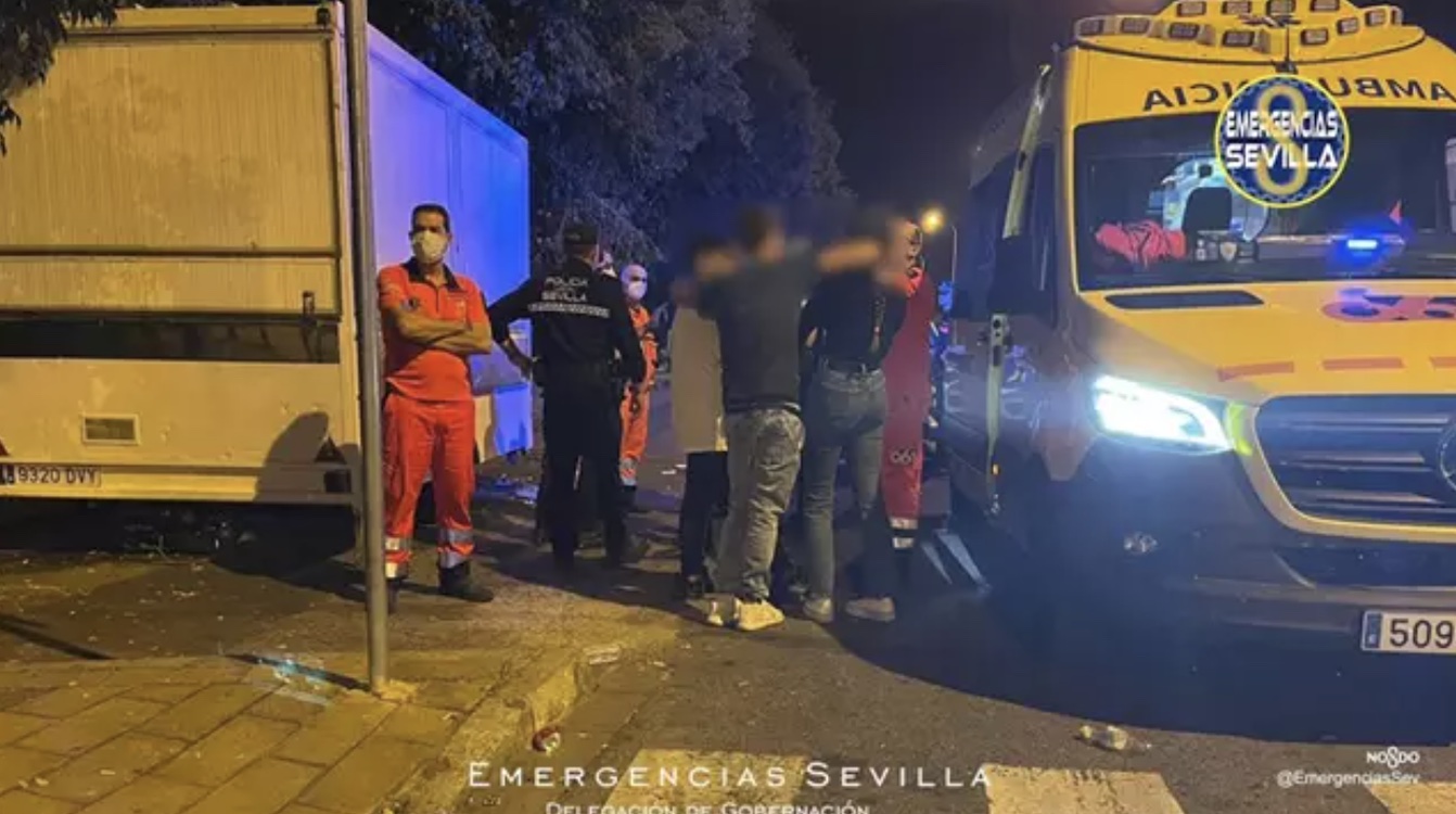 Ambulancia en el lugar del suceso en Sevilla. Emergencias Sevilla