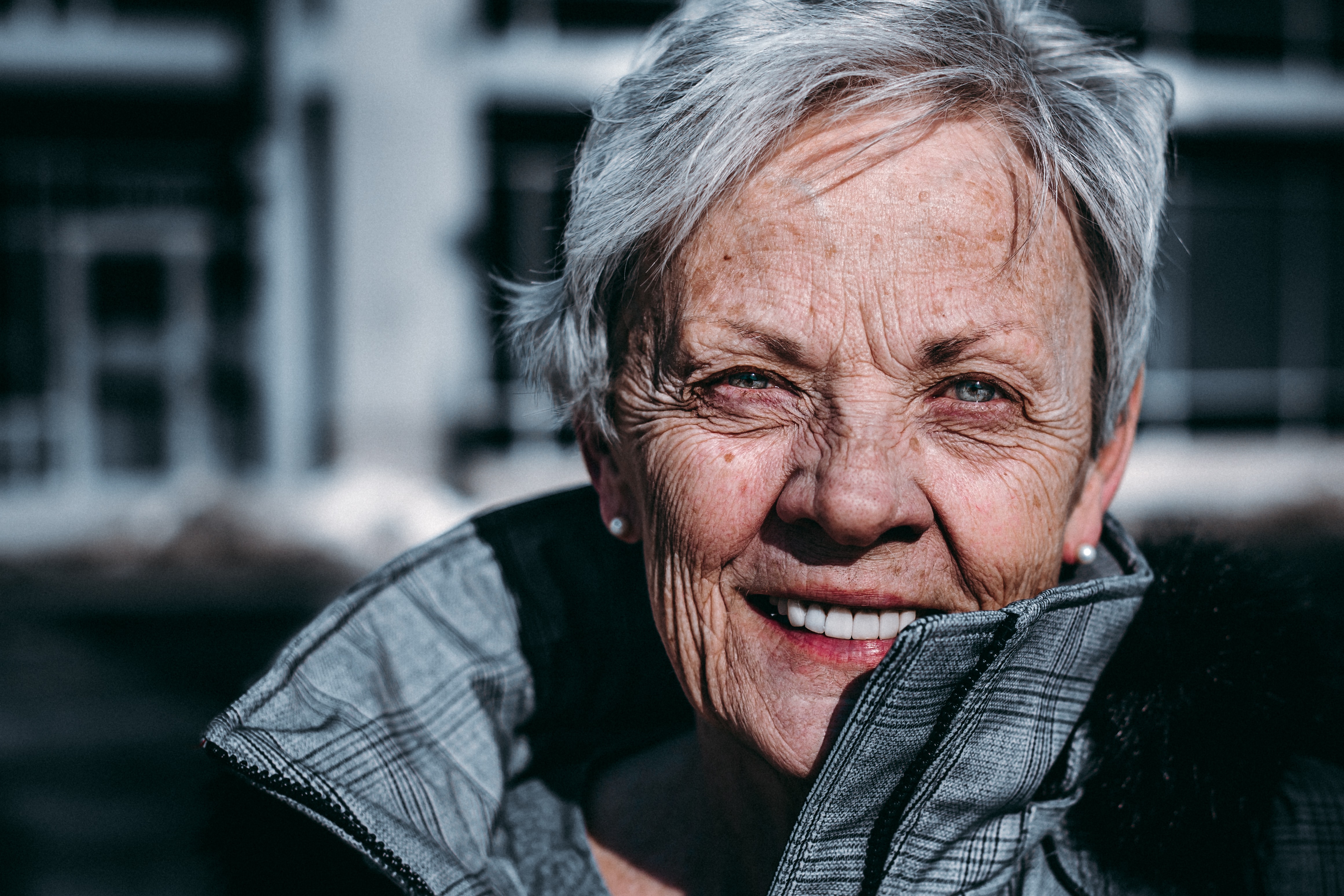 Las mujeres tienen pensiones más bajas porque tienen más problemas de integrarse laboralmente debido  a los cuidados, que dificulta o hace imposible conciliar la vida laboral con la familiar