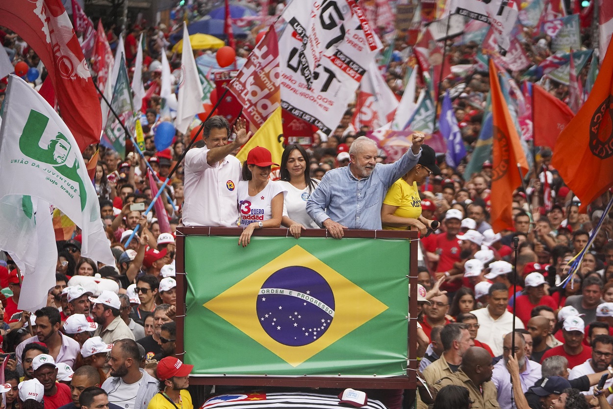 Lula da Silva celebra el resultado electoral en las calles de Sao Paulo. EP