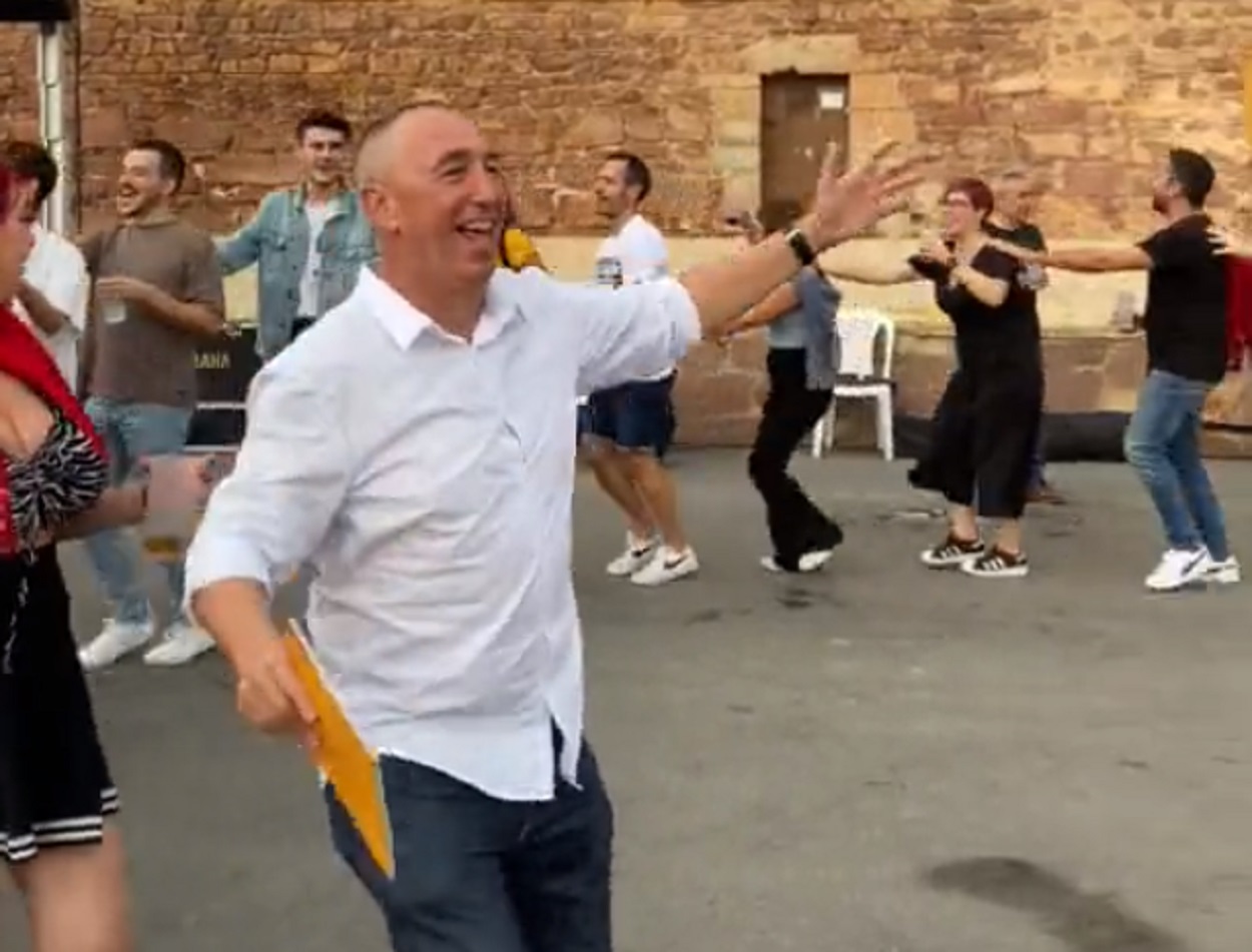 Joan Baldoví, bailando durante un acto de Més Compromís. Twitter