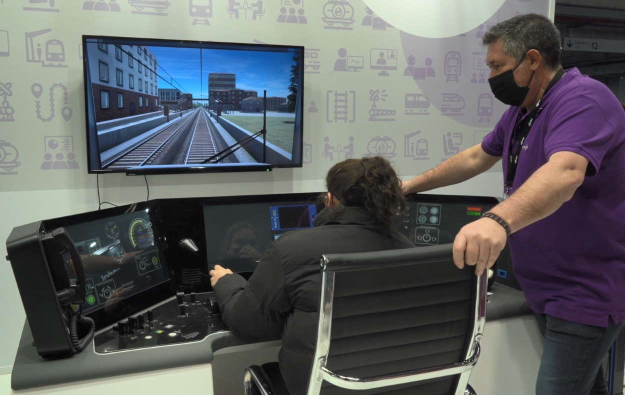 Una alumna del curso de formación de maquinistas de Renfe utilliza un simulador de conducción. EP
