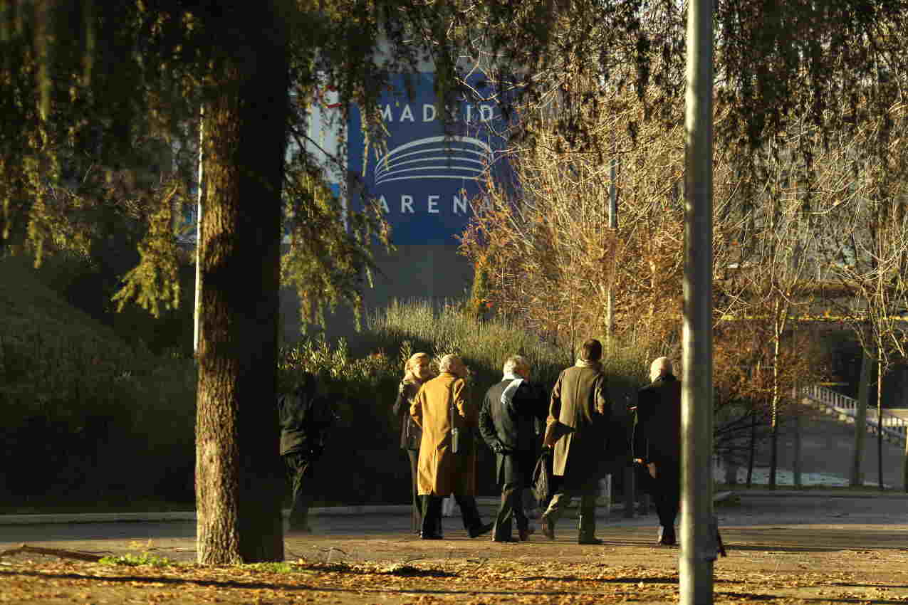 Personas paseando por el recino exterior del Madrid Arena. Europa Press