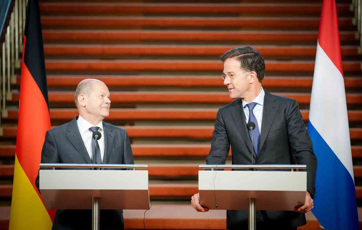 El canciller alemán, Olaf Scholz, y el primer ministro neerlandés, Mark Rutte. EP.