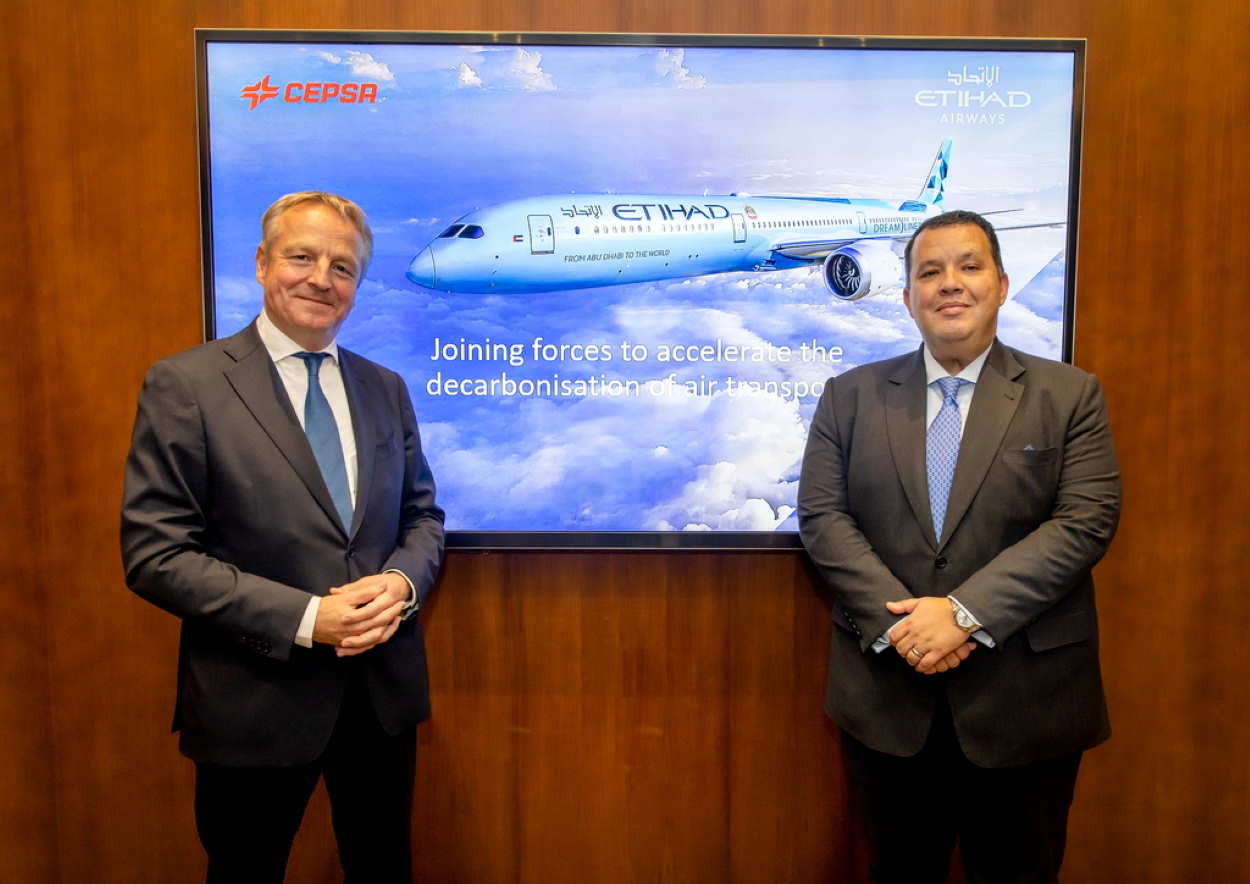 Maarten Wetselaar, consejero delegado de Cepsa, y Adam Boukadida, director financiero de Etihad Aviation Group