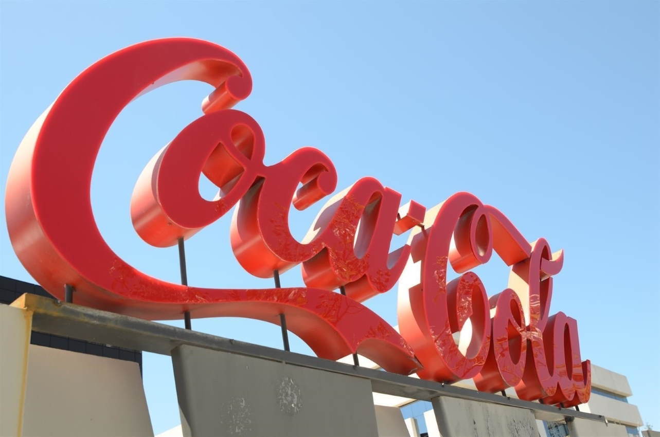 Rótulo de Coca Cola sobre la planta de embotellado de Fuenlabrada que Stoneweg ha vendido a Icona Capital. Europa Press