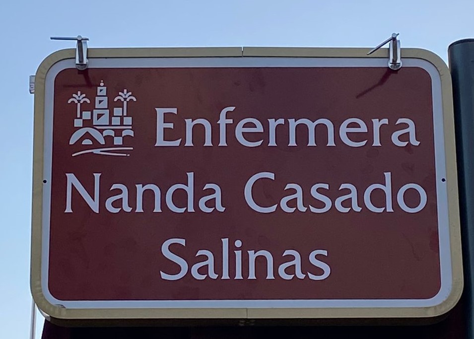 Letrero de la calle de Córdoba en memoria de la enfermera Nanda Casado.