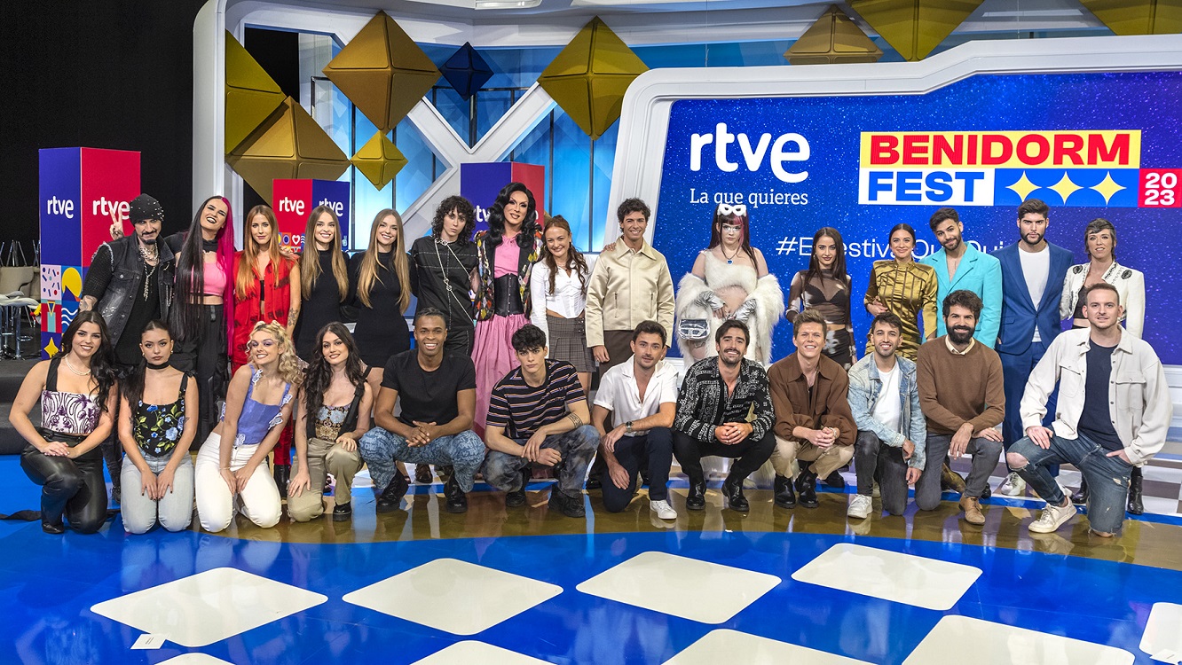 Los 18 artistas del Benidorm Fest 2023 posan para los medios en Prado del Rey. RTVE.
