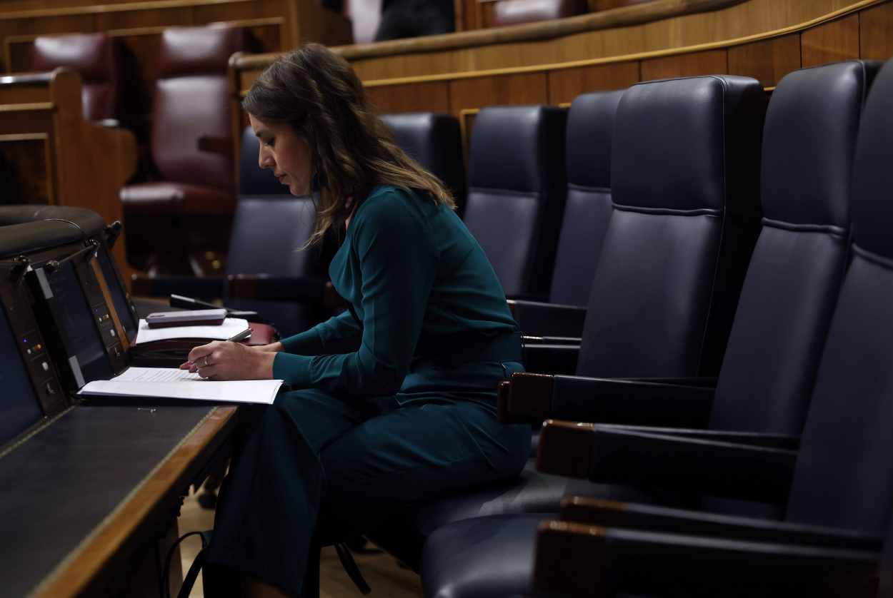 La ministra de Igualdad, Irene Montero, al inicio de una sesión plenaria, en el Congreso de los Diputados