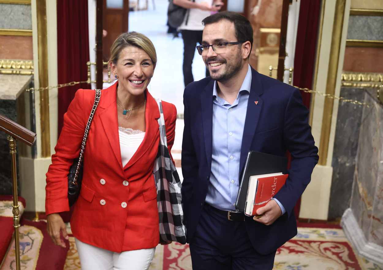 La ministra de Trabajo y líder de Sumar, Yolanda Díaz, y el ministro de Consumo y dirigente de Izquierda Unida, Alberto Garzón, en el Congreso. EP