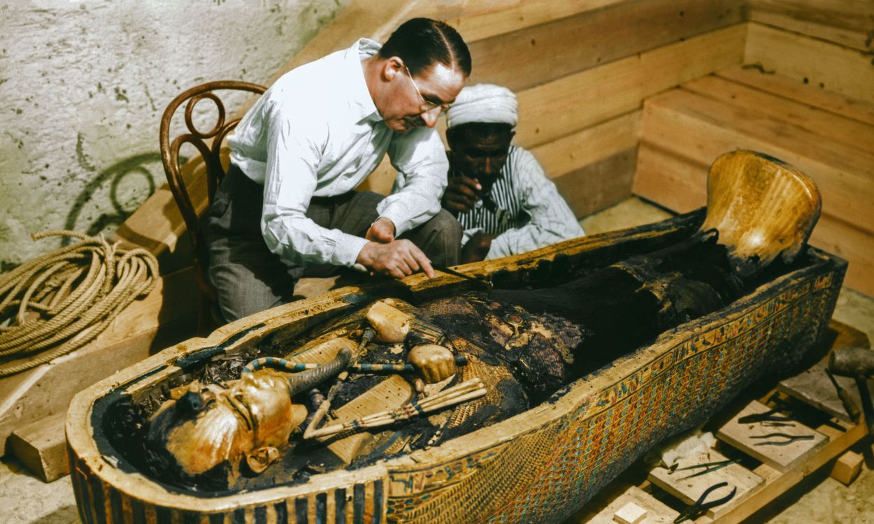 El arqueólogo Howard Carter, junto a un ayudante en la tumba del faraón Tutankamón de Egipto en 1922
