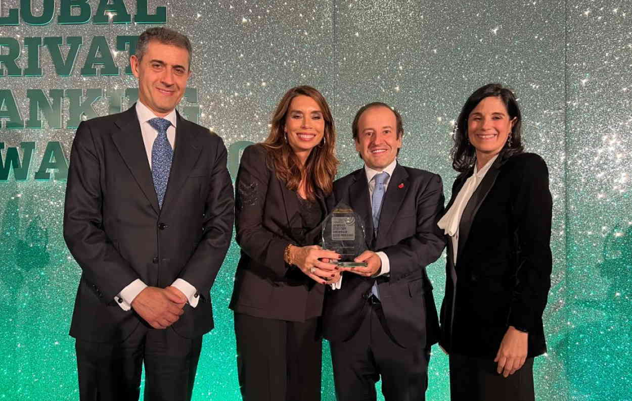 El equipo de Santander Banca Privada España recoge el premio como Mejor Banca Privada