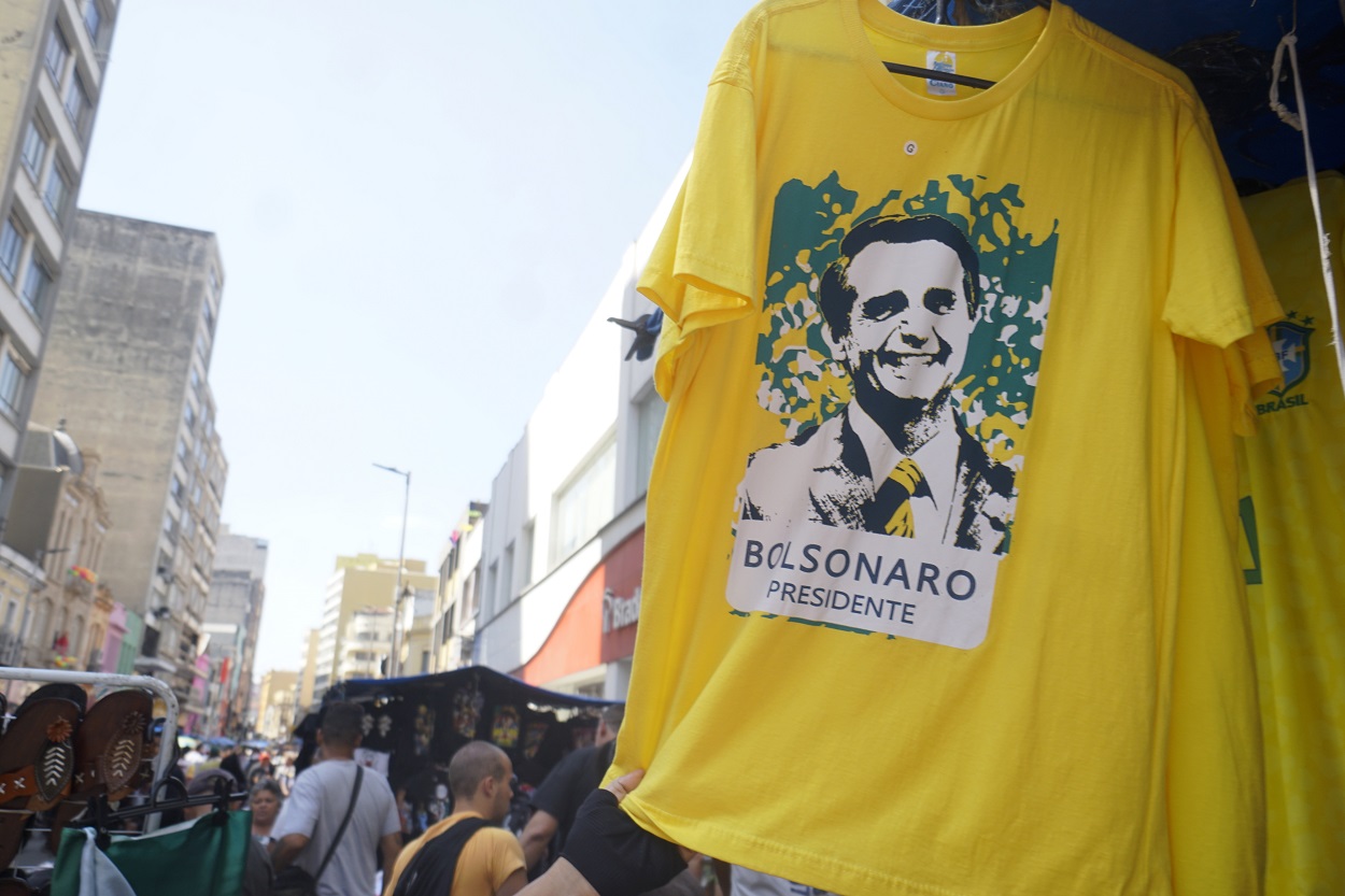 Camisetas amarillas con la imagen del presidente brasileño, Jair Bolsonaro. EP.