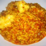 Arroz con rape y gambas y ensalada de canónigos con queso de cabra