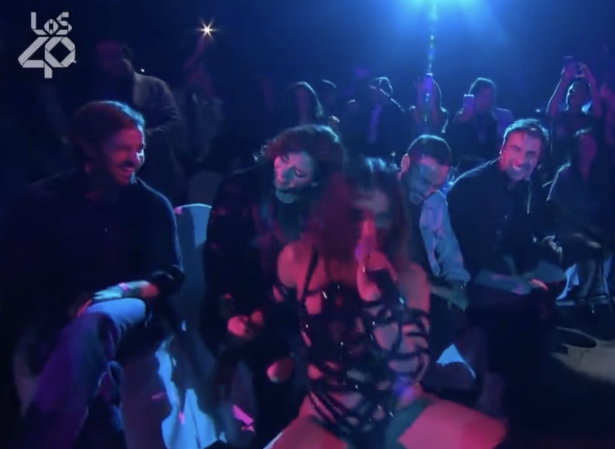 La presidenta de la Comunidad de Madrid, Isabel Díaz Ayuso, 'perrea' con Anitta. EP