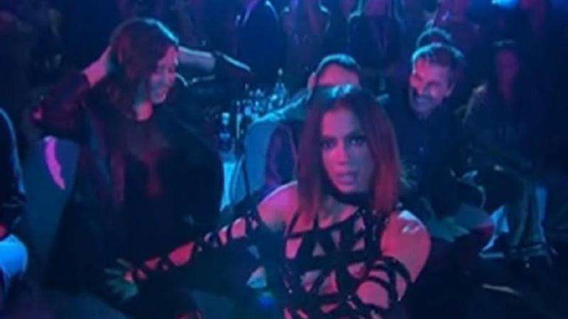 Anitta 'perreando' con Ayuso en Los40 Music Awards.