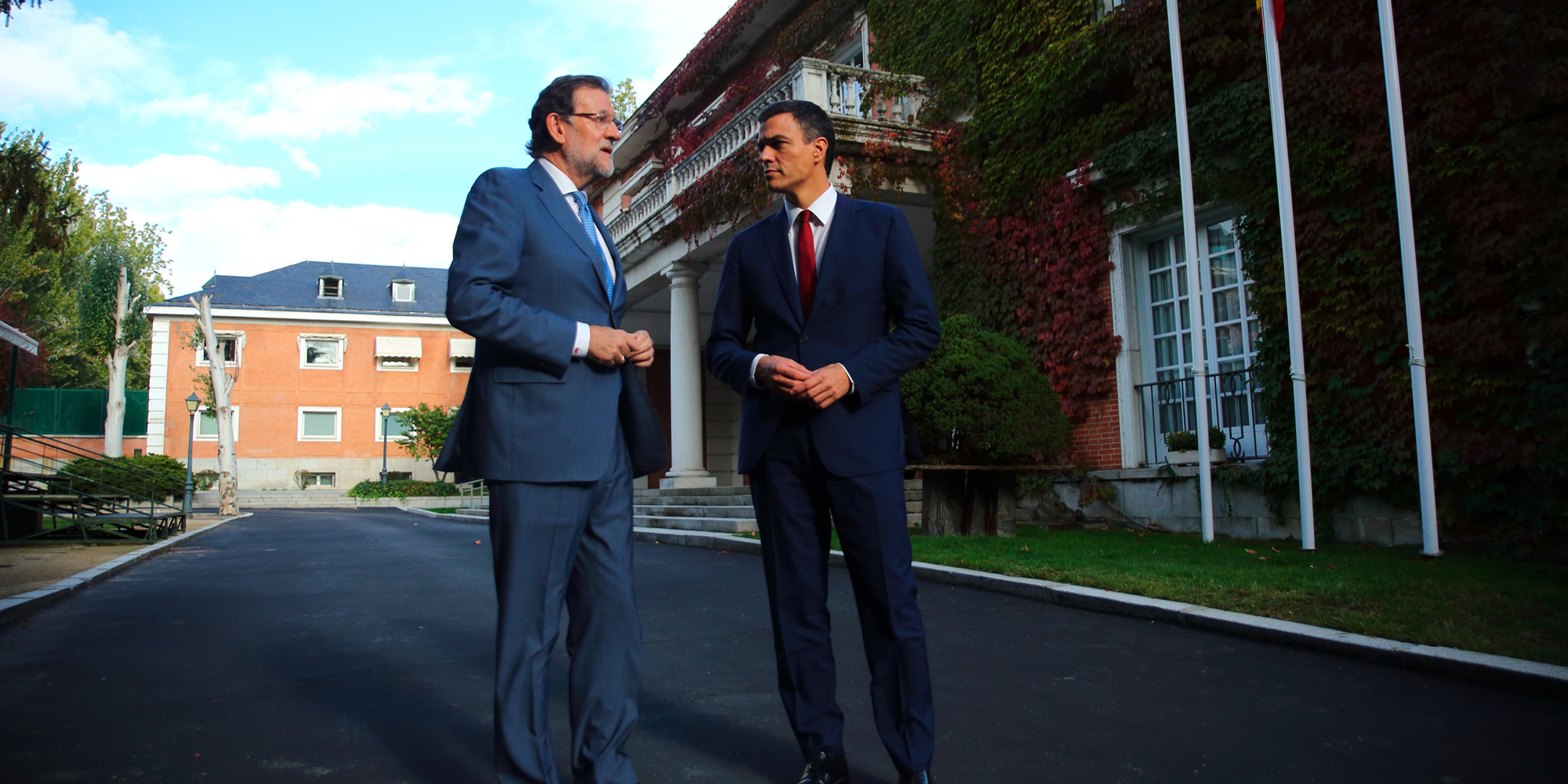 Mariano Rajoy junto con Pedro Sánchez frente al Palacio de la Moncloa