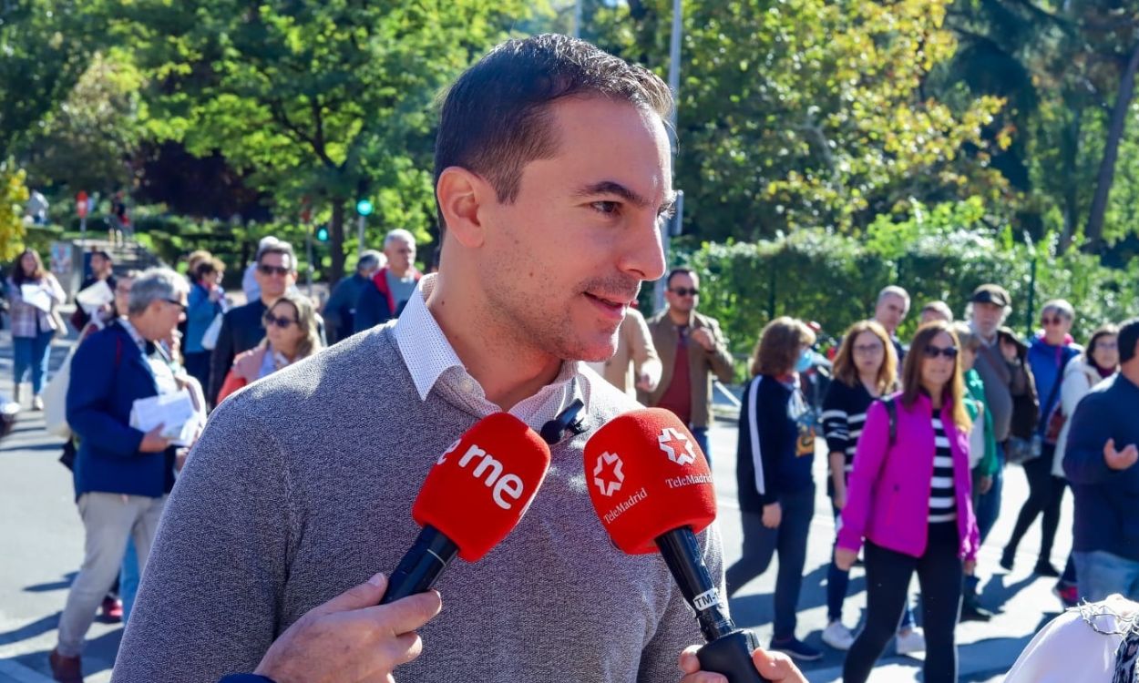 El portavoz del PSOE en la Asamblea de Madrid, Juan Lobato, atendiendo a los medios.