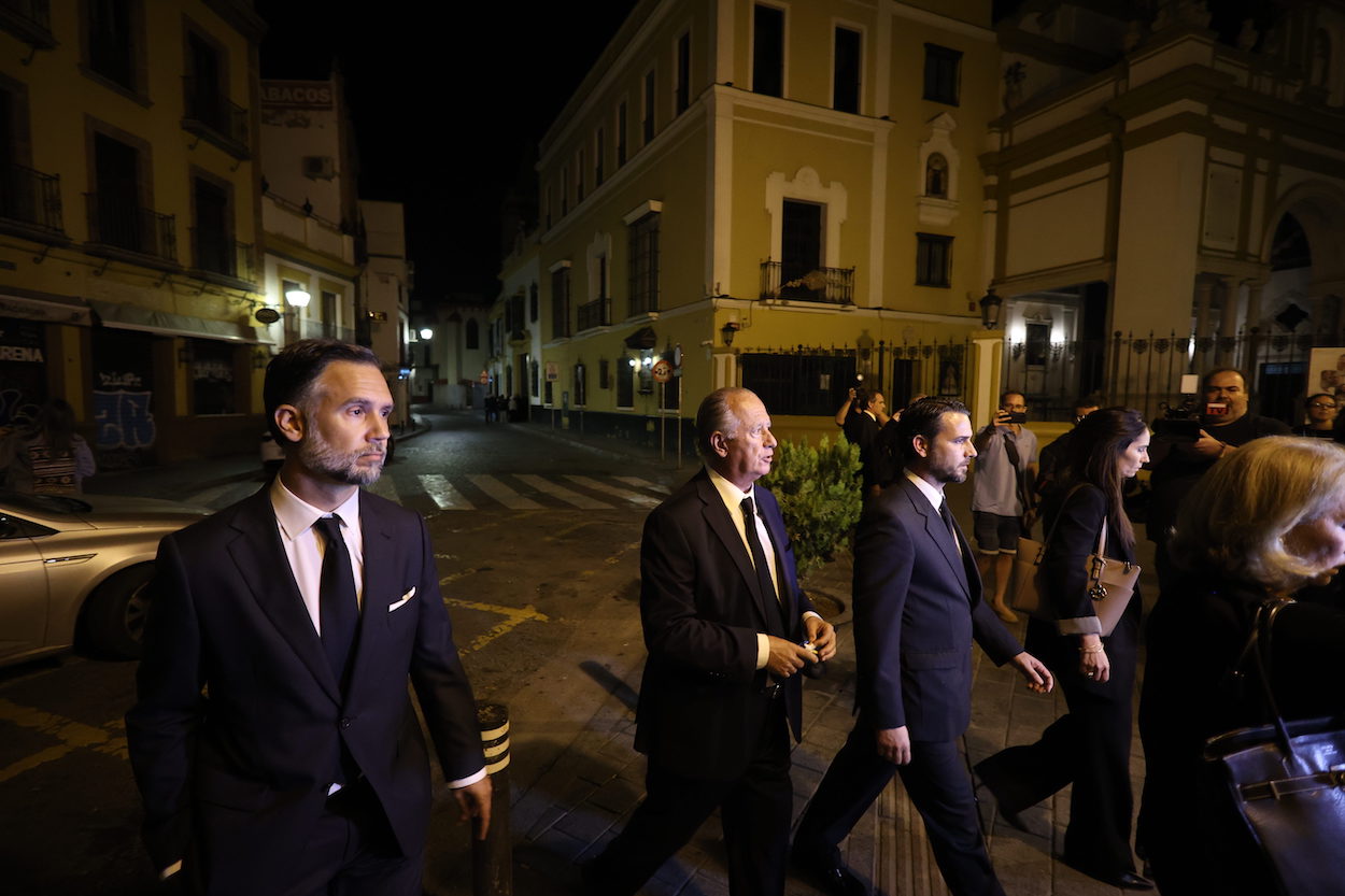 Familiares a la salida de la basílica de la Macarena tras la exhumación de Queipo de Llano y Francisco Bohórquez. JOAQUÍN CORCHERO/EP