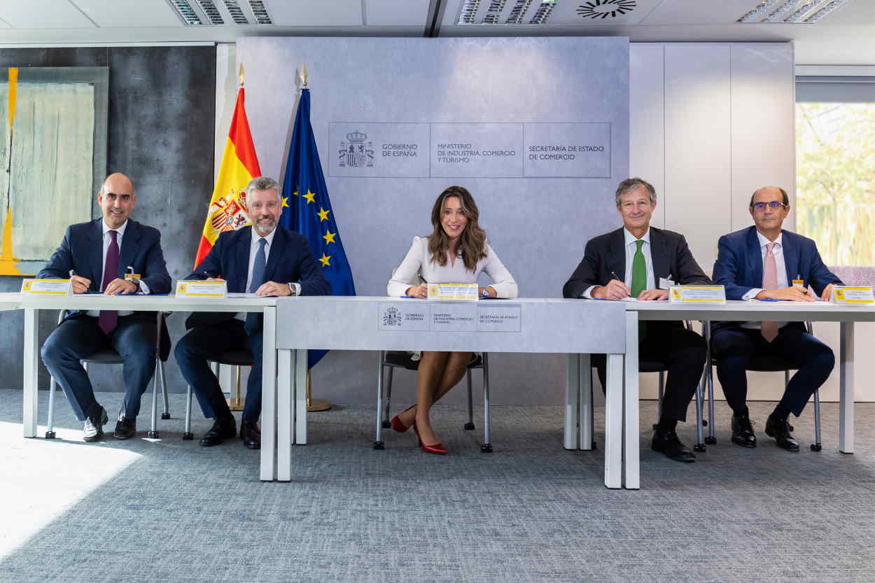 Representantes de Iberdrola, CaixaBank, BNP Paribas y el Ministerio de Industria en el momento de la firma