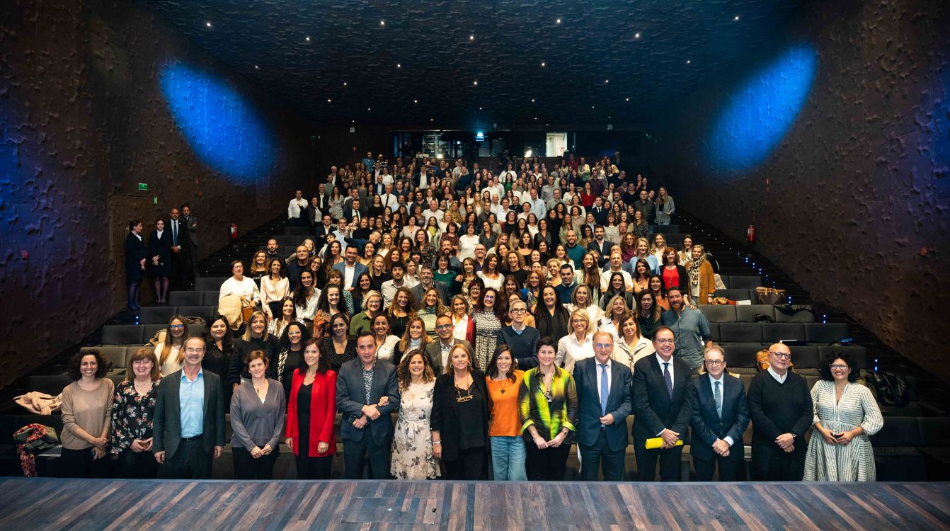Autoridades y profesionales que participan en el programa Reincorpora durante la jornada celebrada en CaixaForum Madrid