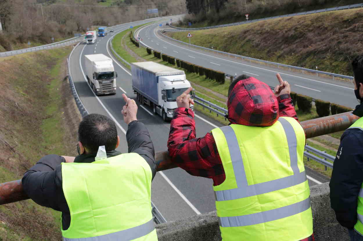Dos miembros de un piquete insultan y hacen gestos a los camiones que pasan durante los paros de marzo. EP
