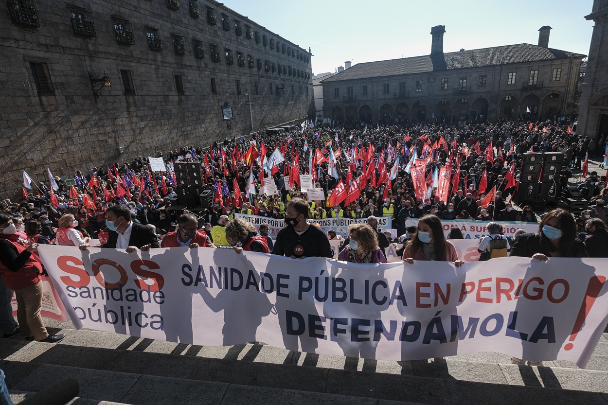 Imagen de la gran manifestación a favor de la sanidad pública hace un año en Santiago (Foto: Europa Press).