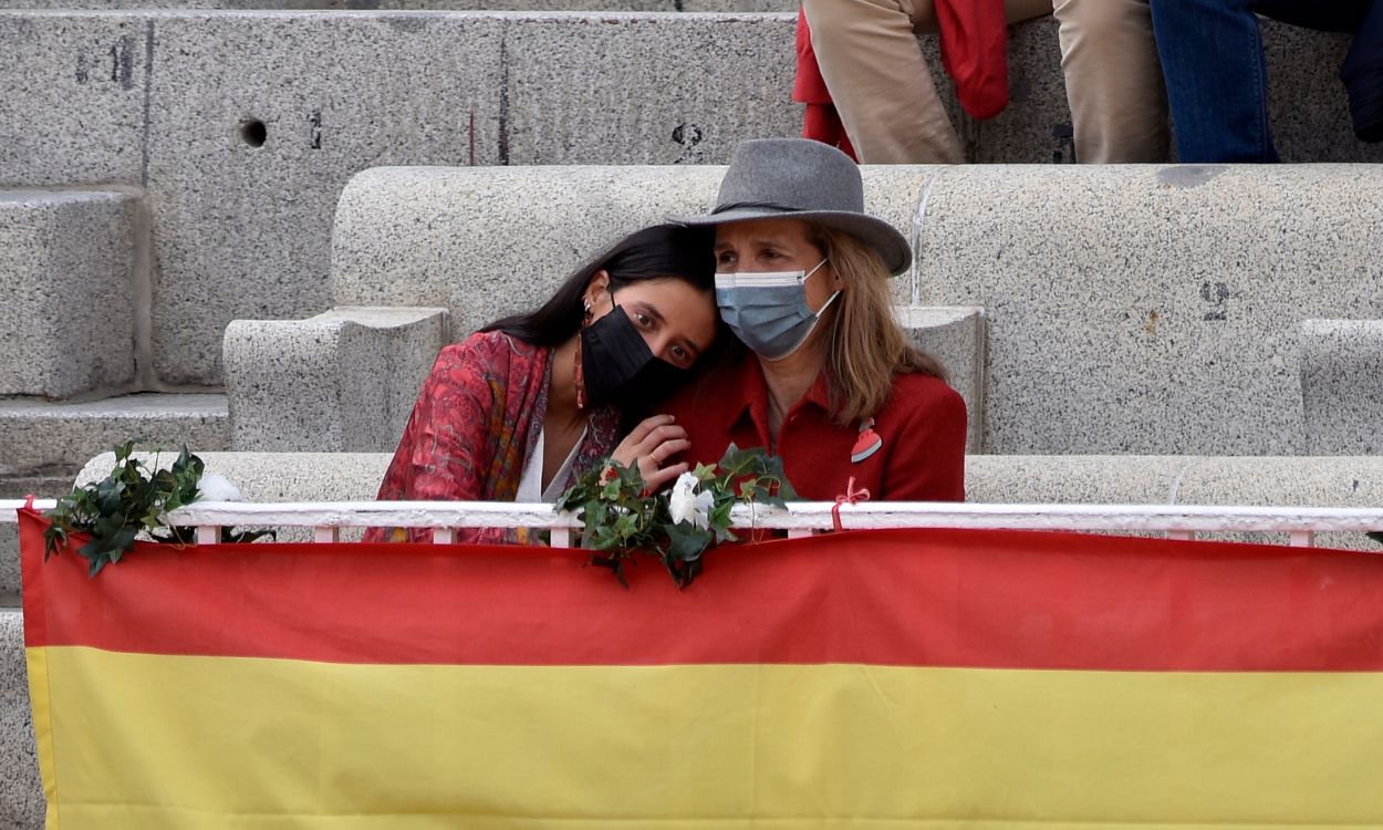 Victoria Federica y la infanta Elena en las gradas de una plaza de toros. EP.