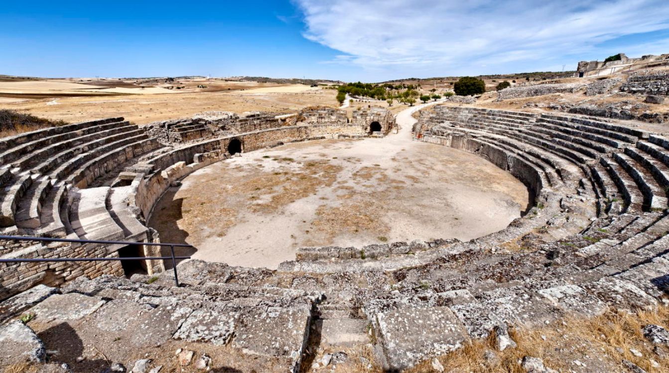 El parque arqueológico de Segóbriga, en Saelices (Cuenca), alberga toda una ciudad romana, con edificaciones como este anfiteatro, construido entre los siglos i y ii d. C - © Turismo de Castilla-La Mancha | David Blázquez