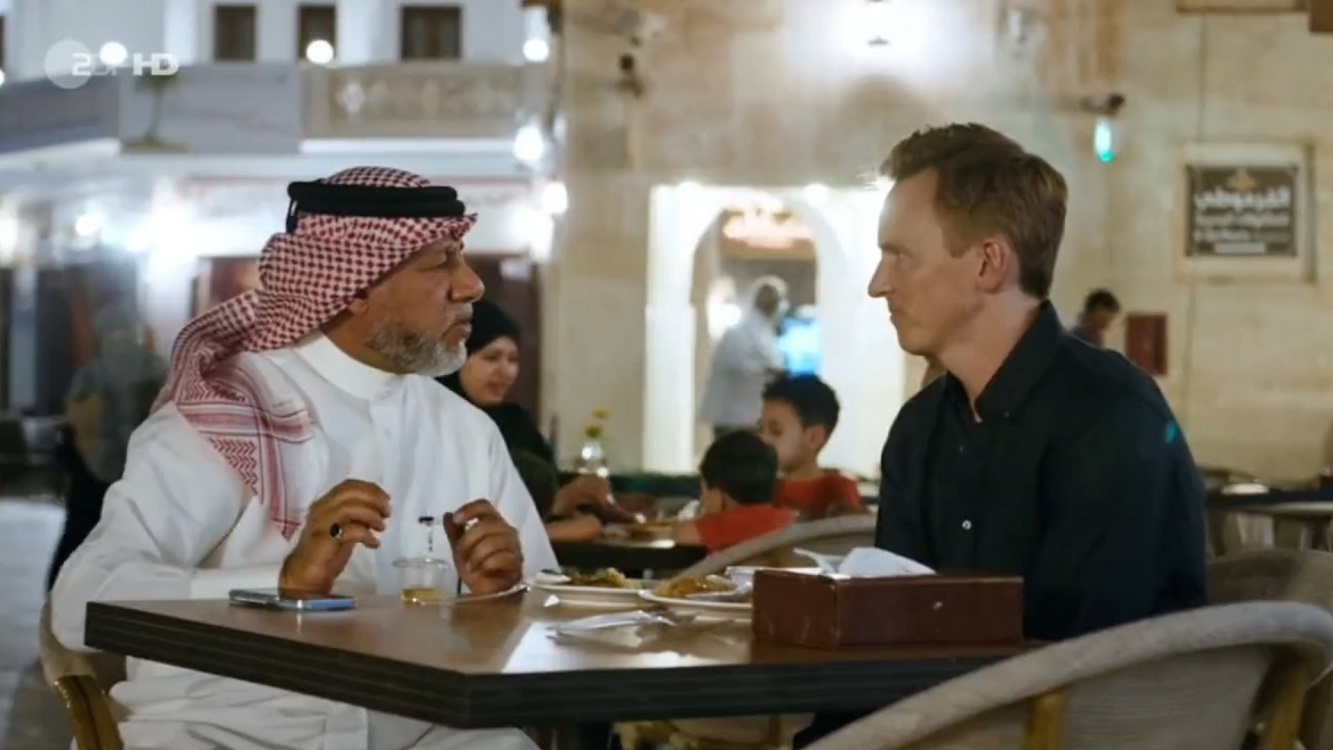 Khalid Salman (izquierda), embajador de la Copa del Mundo, durante una entrevista con la cadena de televisión alemana ZDF. 