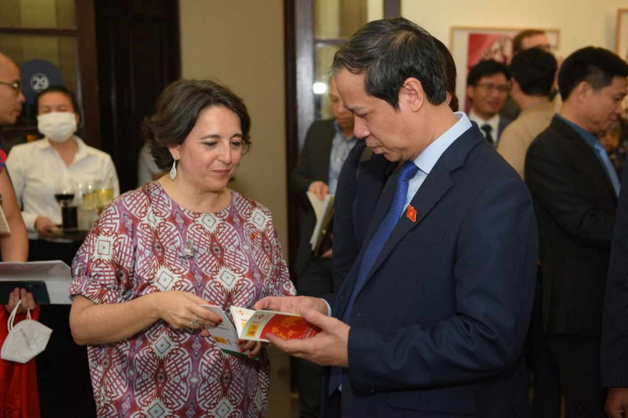 Ministro de Educación de Vietnam conversa sobre el valor económico del español con embajadora de España en inauguración exposición ‘El mundo necesita superheroínas’ en el Museo de Bellas Artes de Vietnam