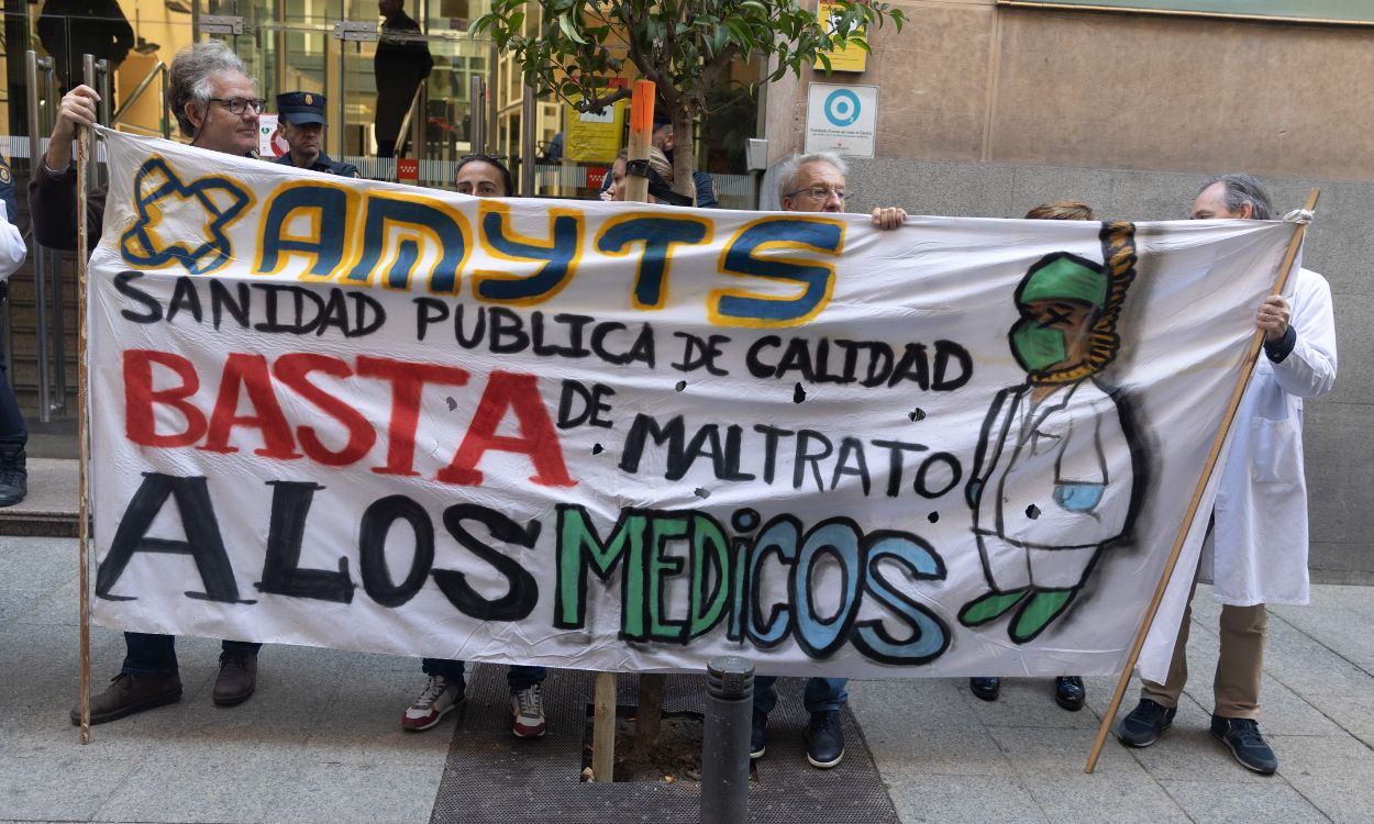 El sindicato AMYTS protesta por el maltrato a los médicos de Madrid. EP.