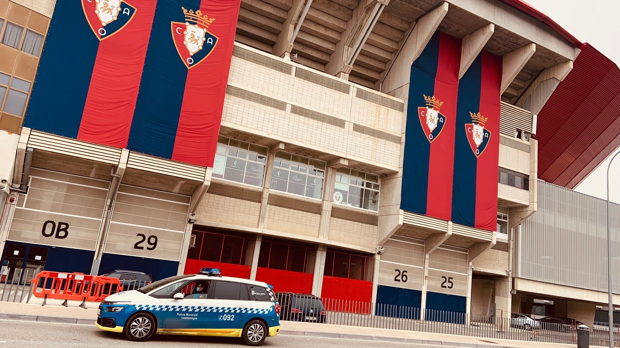 Una patrulla de Policía Municipal, frente al estadio El Sadar. EP.