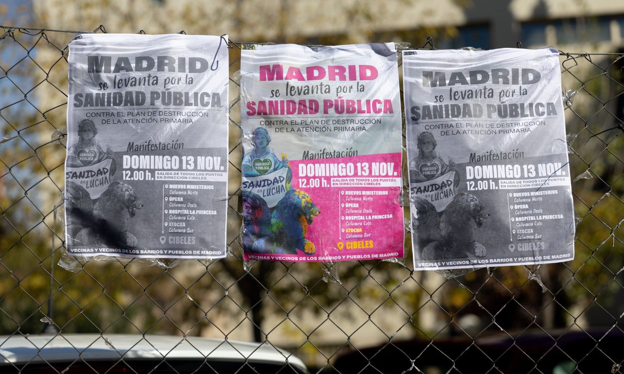 Varios carteles pegados a la entrada del Centro de Salud Federica Montseny del Servicio de Urgencias de Atención Primaria (SUAP), a 7 de noviembre de 2022, en Madrid (España).