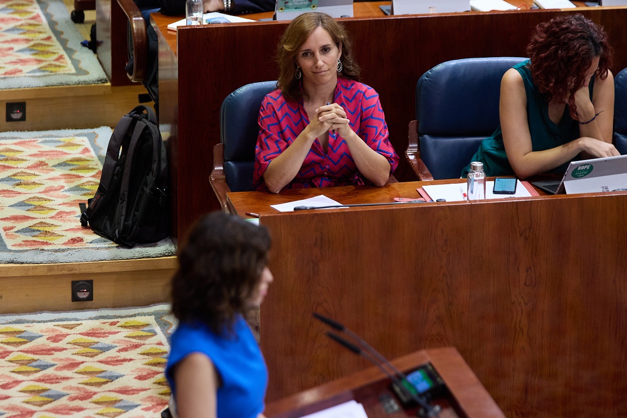 Mónica García asiste atenta a un discurso de Isabel Díaz Ayuso en la Asamblea de Madrid. EP.