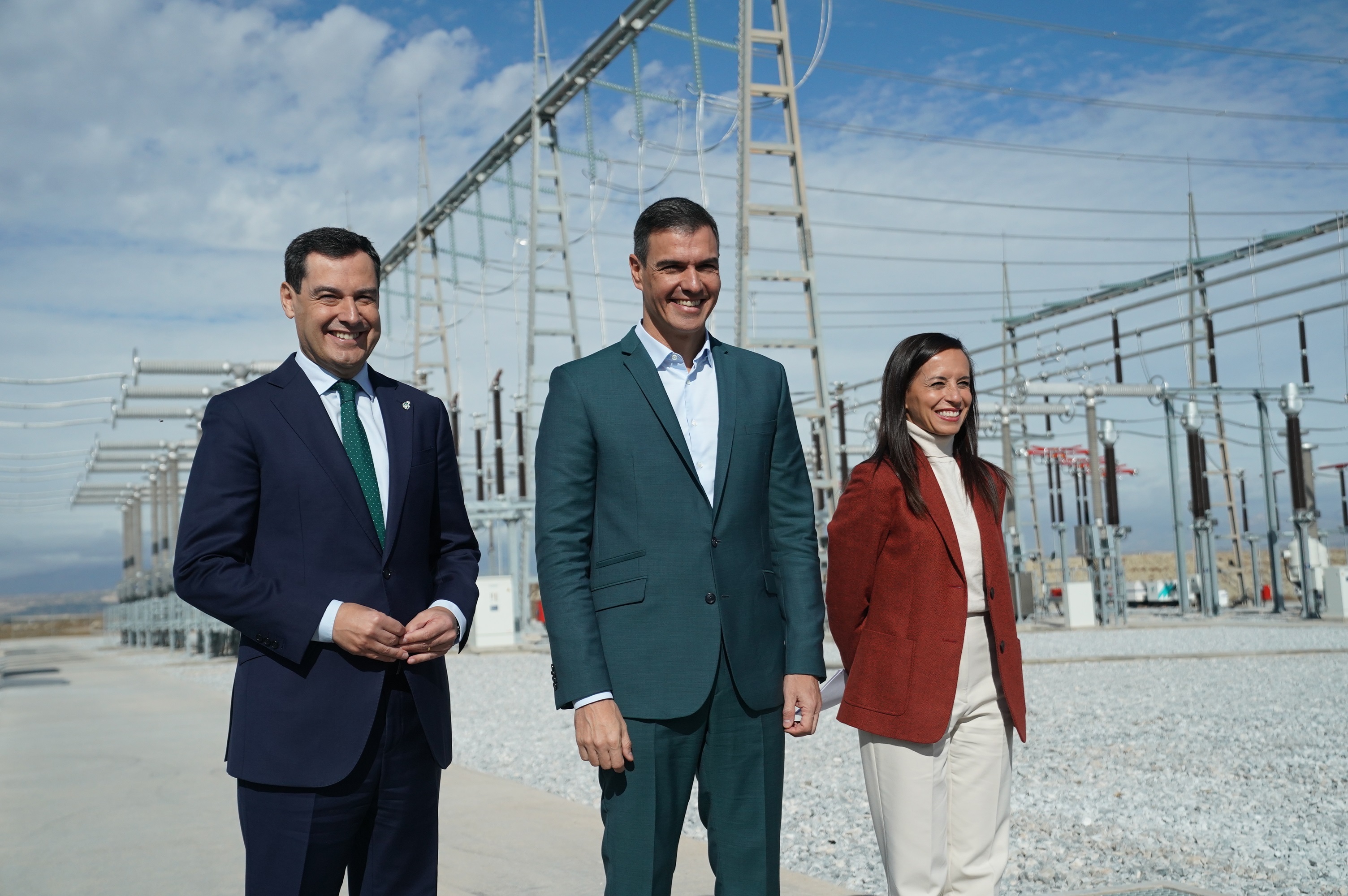 Juan Manuel Moreno, Pedro Sánchez y Beatriz Corredor, hoy en la subestación de Baza.