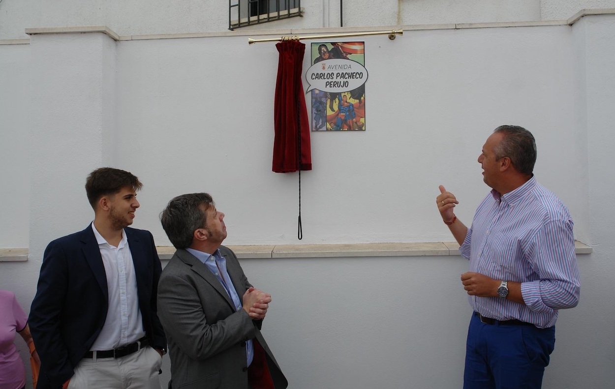 Carlos Pacheco descubriendo la placa de la calle que tiene en San Roque. 