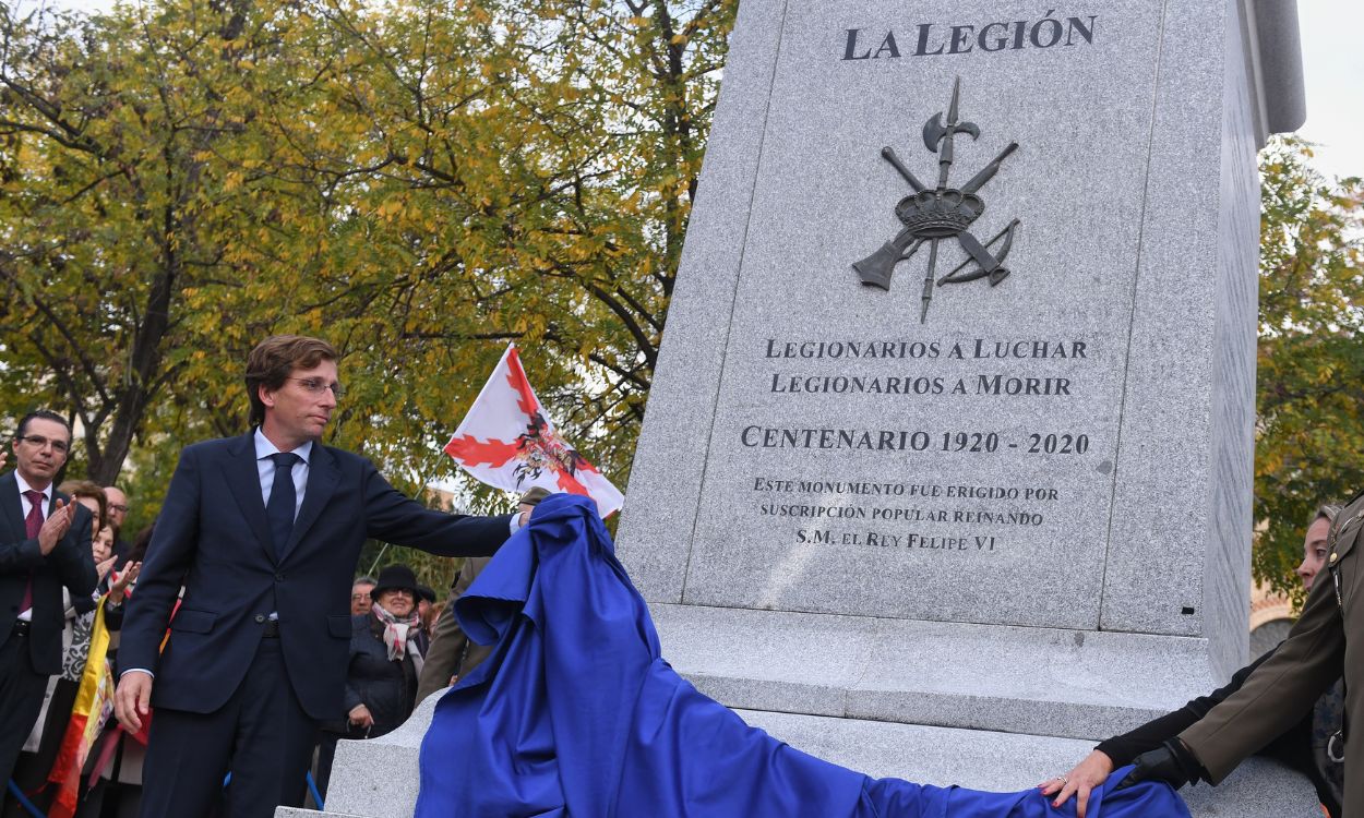 José Luis Martínez Almeida, alcalde de Madrid, inagurando la estatua en homaneje a la Legión, cuerpo militar fundado por Millán Astray
