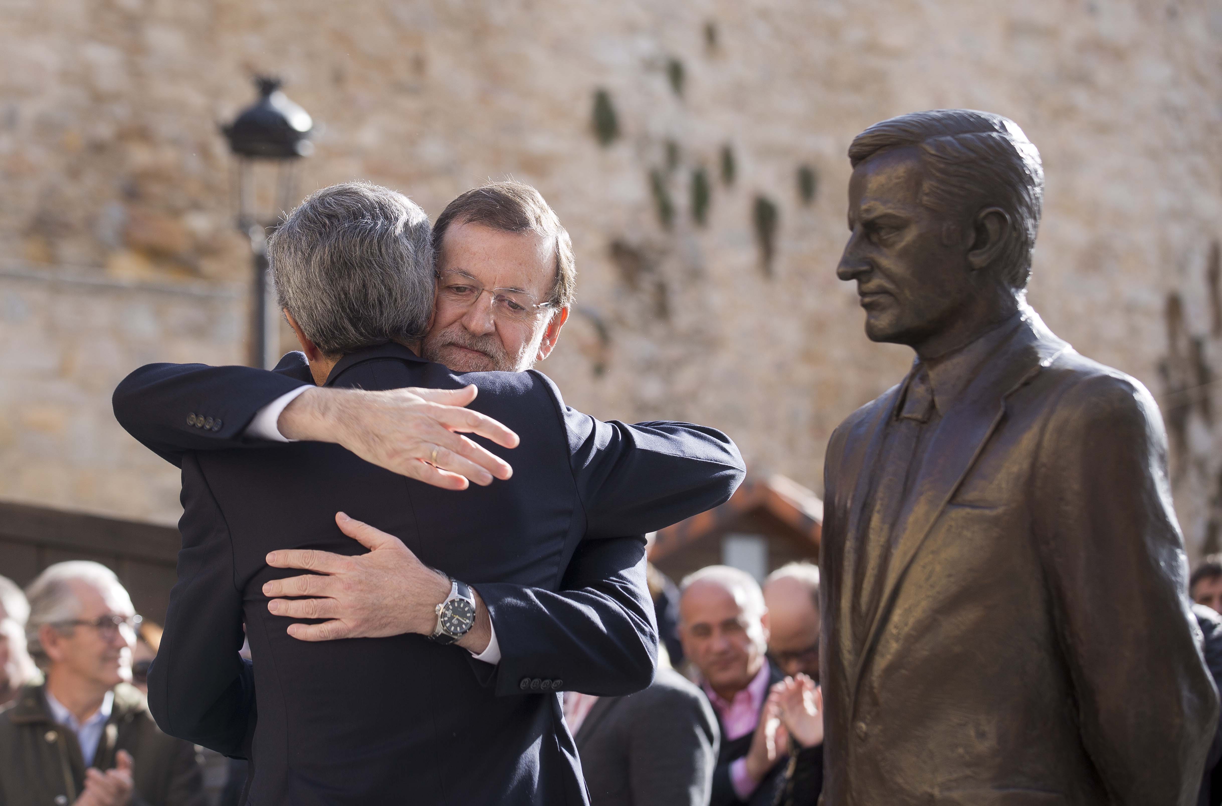 El presidente del Gobierno, Mariano Rajoy, abraza al hijo de Suárez junto a su estatua, Foto: PP