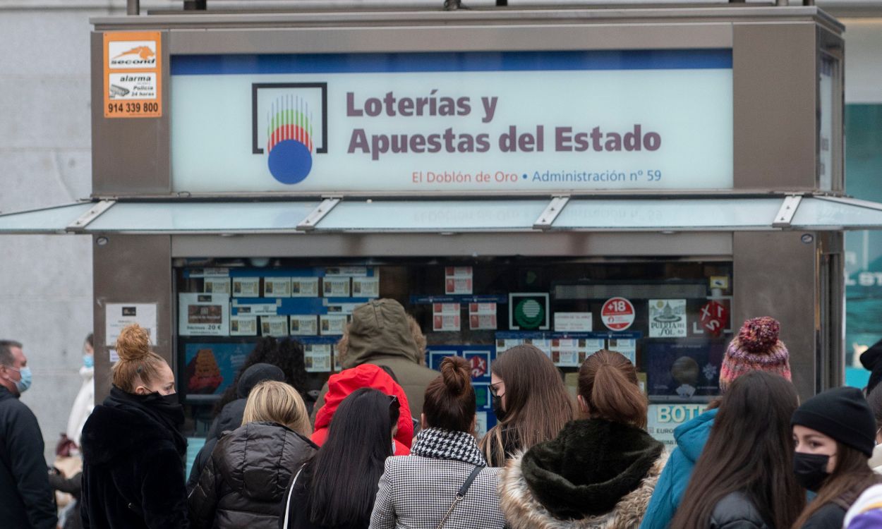 Cola en una administración de Loterías y Apuestas del Estado en Madrid para comprar décimos del Sorteo Extraordinario de la Lotería de Navidad