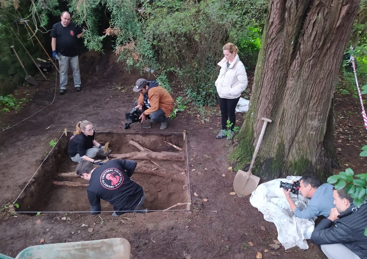 Imagen de las excavaciones de esta semana que tratan de respaldar la 'teoría gallega' sobre el origen de Cristóbal Colón (Foto: Europa Press)