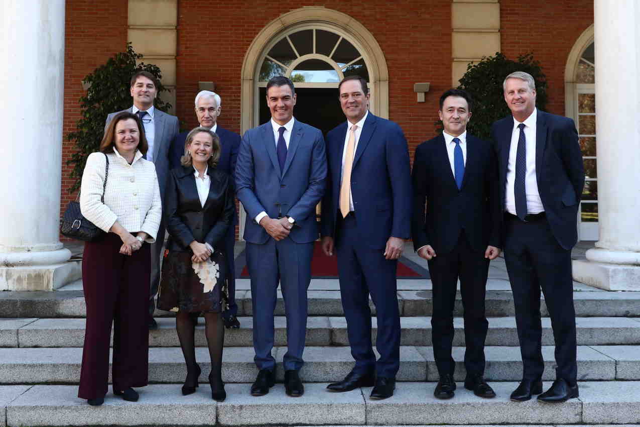 El presidente del Gobierno de España, Pedro Sánchez y la vicepresidenta primera y ministra de Asuntos Económicos Nadia Calviño, junto al consejero delegado de Cisco, Chuck Robbins. Europa Press