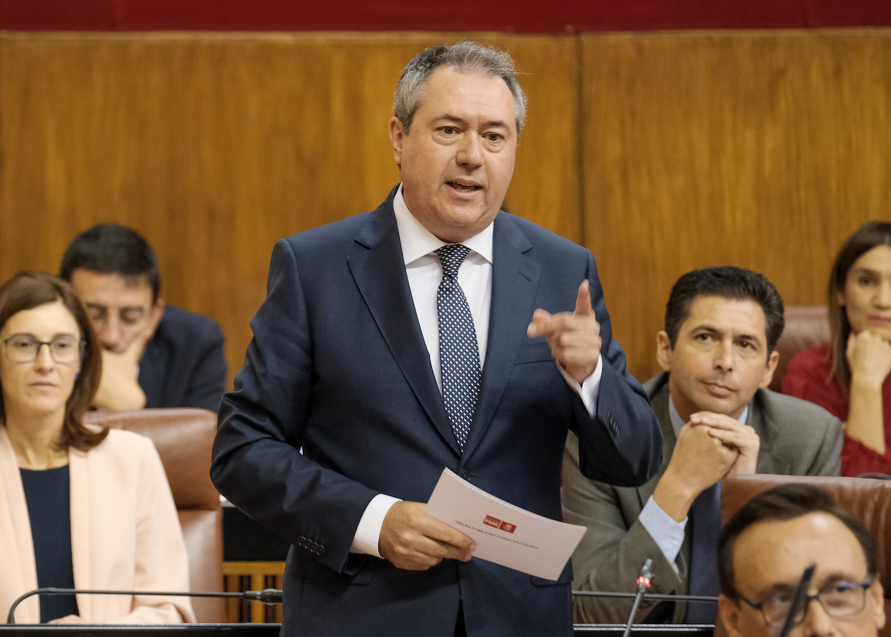 Juan Espadas, en el Parlamento preguntando al presidente de la Junta