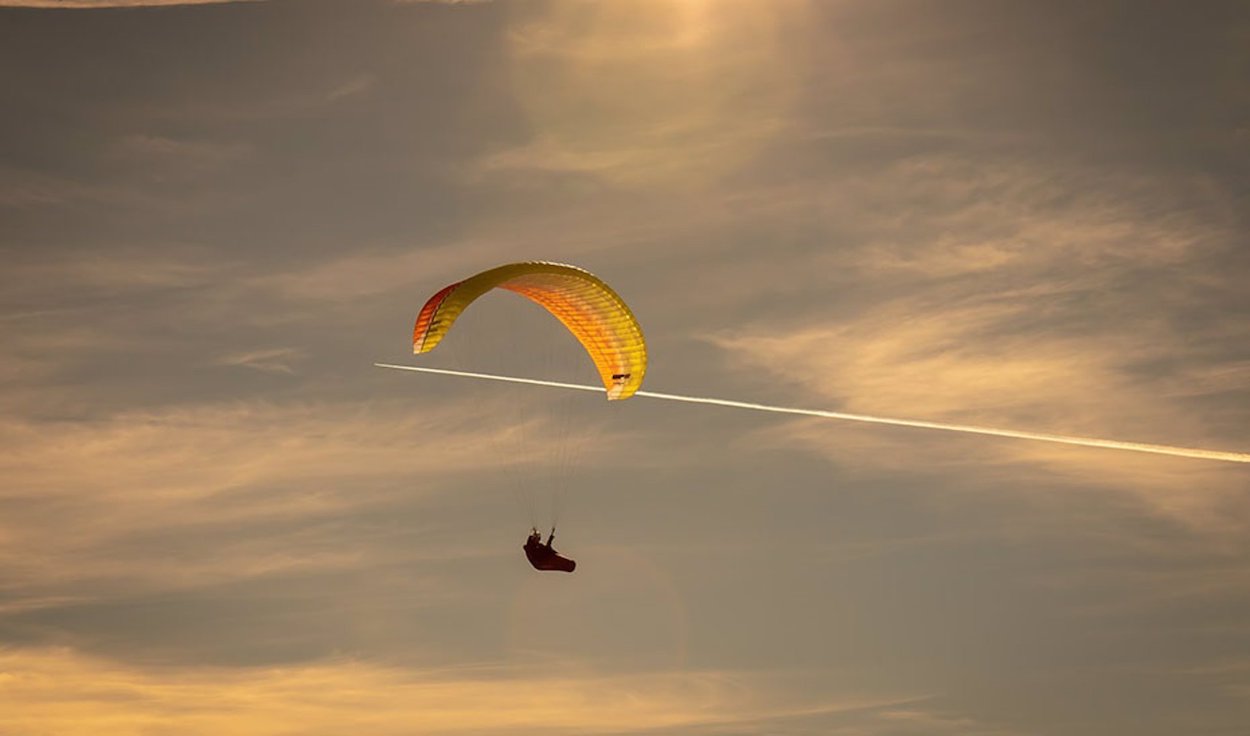 Un parapentista en pleno vuelo.