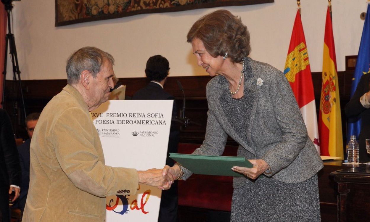 Imagen de archivo del poeta venezolano Rafael Cadenas con la reina Sofía. EP.
